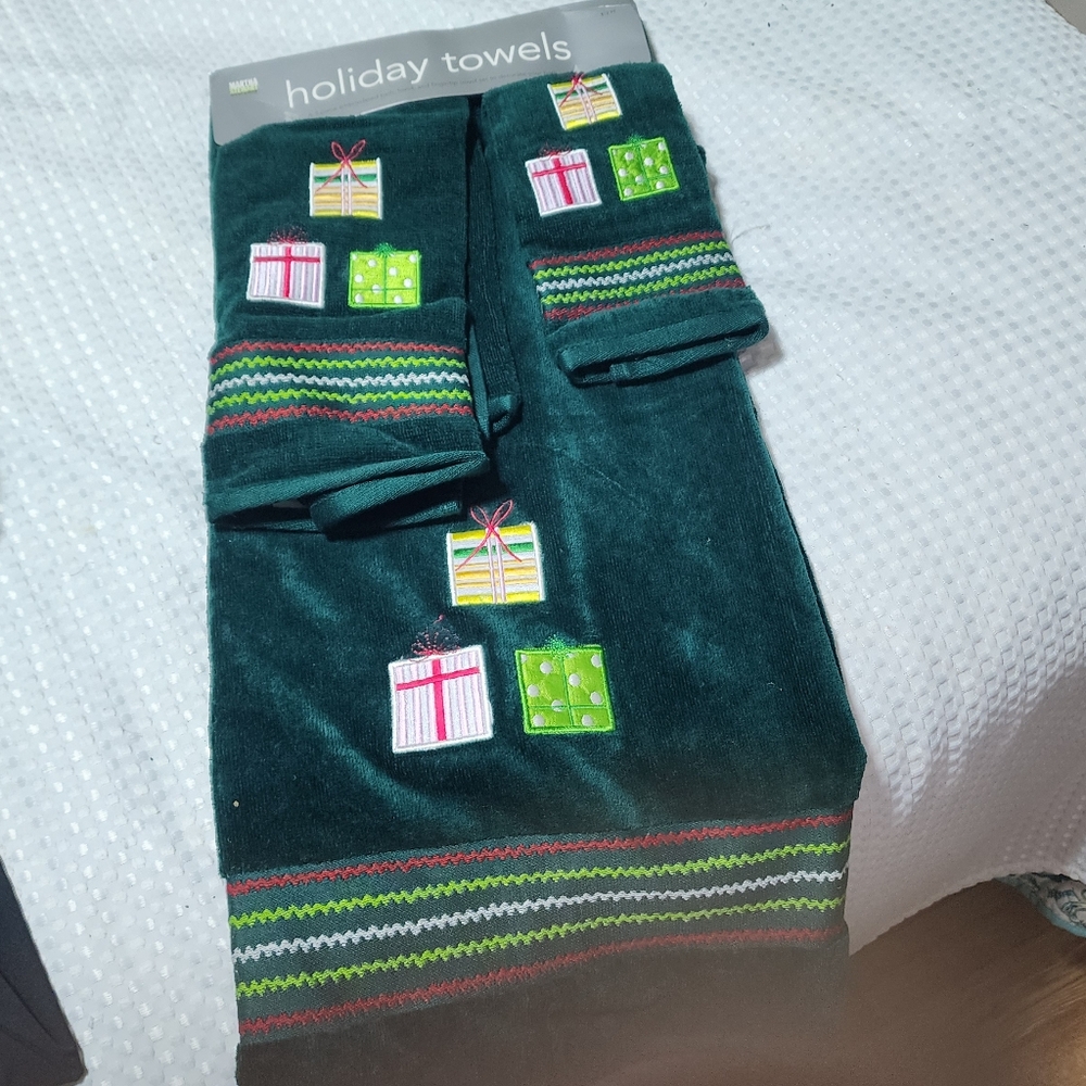 VINTAGE MARTHA STEWART NWT 3 PIECE EMBROIDERED BATH TOWEL SET.